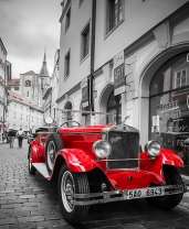 Раритетный автомобиль в городской среде