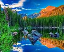 Лесное озеро среди гор