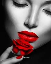 Девушка с ярко-красной розой