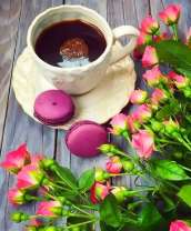 Кофе, розы и макаруны