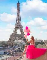 Девушка в розовом платье и с шариками в Париже