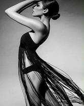 Грациозная девушка в платье