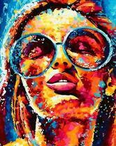 Девушка в круглых очках