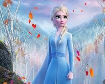 Эльза на фоне леса