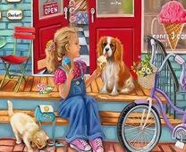 Девочка кормит собачку мороженым