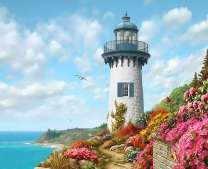 Небольшой маяк на берегу моря