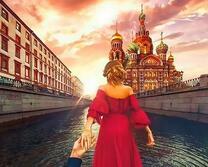 Вечерняя прогулка на фоне собора