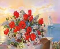 Букет из тюльпанов и сирени на фоне моря