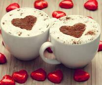 Пара чашечек кофе с шоколадом