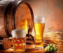 Янтарное пиво в бочонке и бокалах