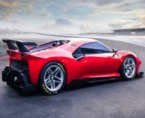 Красный феррари в спортивном обвесе