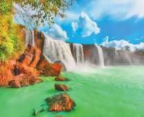 Красивый водопад на лазурной реке