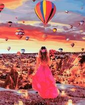 Милая девушка и полет воздушных шаров