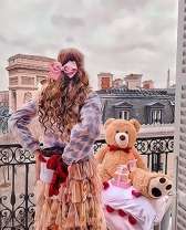 Девушка и большой медвежонок в Париже