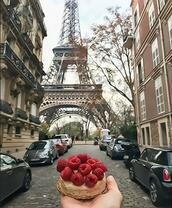 Малиновый чизкейк на фоне Эйфелевой башни