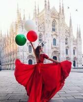 Девушка с шариками на фоне Миланского собора