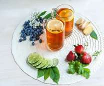 Лечебный чай с ягодами, лимоном и имбирем