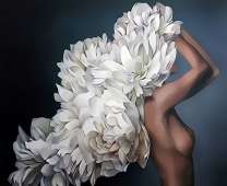 Обнаженная девушка и большие белые цветы