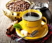 Желтая чашечка с ароматным кофе