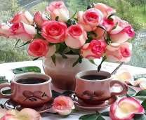 Нежные розы и две чашки кофе