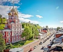 Православный храм в дневном городе