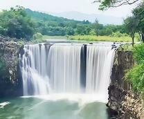 Летний разлив широкого водопада