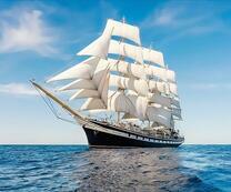 Черный корабль с белыми парусами на море