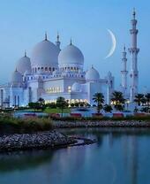 Молодой месяц над мечетью