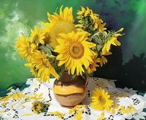 Кувшин с подсолнухами на белой скатерти