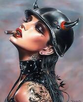 Байкерша в рогатом шлеме