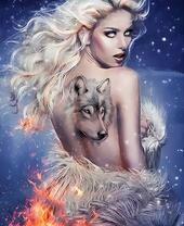 Обнаженная девушка и волк