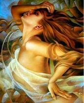 Рыжеволосая девушка в прозрачной одежде