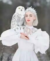 Девушка в белом платье с полярной совой