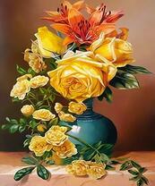 Букет роз и лилий в вазе с узким горлышком