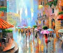 Девушки с яркими зонтами в вечернем городе