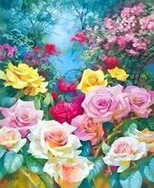 Цветущие розы в летнем саду