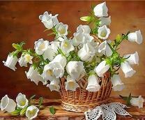 Плетеная корзинка с белыми колокольчиками