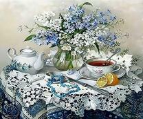 Весенние цветочки и чай на столе