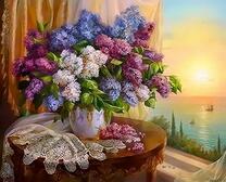 Большой букет сирени на фоне моря