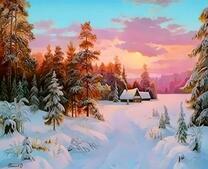 Яркое солнце над заснеженным домиком в лесу