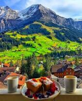 Завтрак с кофе в альпийских горах