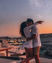 Поцелуй влюбленных на крыше ночного города