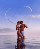 Влюбленные с бокалами в море