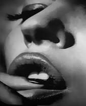 Женщина с чувственными губами