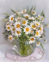 Вазочка с букетом маленьких ромашек