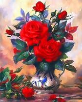 Кувшин с яркими красными розами