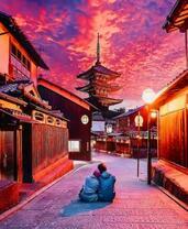 Парочка любуется храмом в Японии