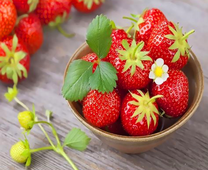 Сочная клубничка на столе