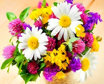 Летний букет с ромашками и клевером