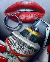 Девушка с гранатой и деньгами